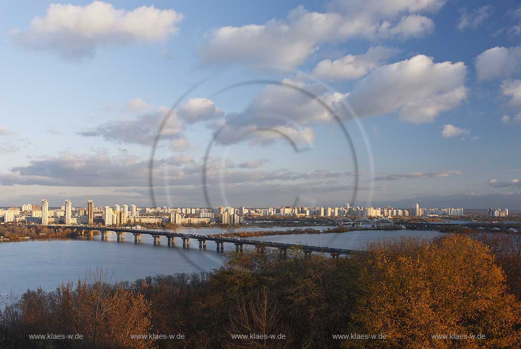 Kiew Panoramablick zum Dnepr mit der Paton Bruecke und den Hochhaeusern des rechten, oestlichen Flussufers . A view of Dnipro, also called Dnjepr with Paton bridge and the east of Kiev.