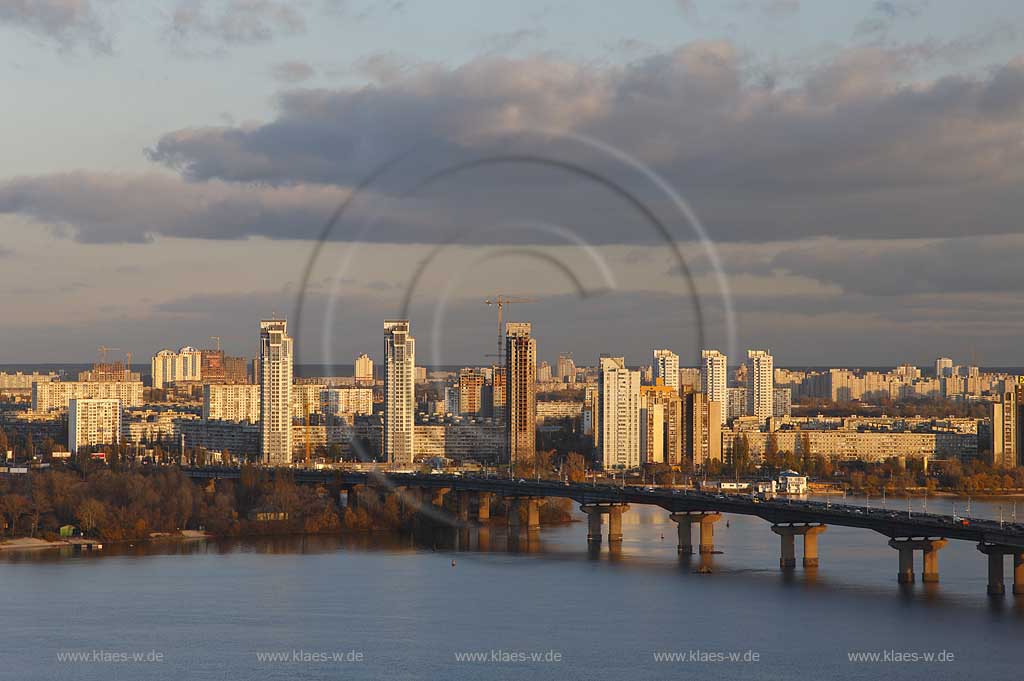 Kiew Blick zum Dnepr mit der Paton Bruecke und den Hochhaeusern des rechten, oestlichen Flussufers. A view of Dnipro, also called Dnjepr with Paton bridge and the east of Kiev.