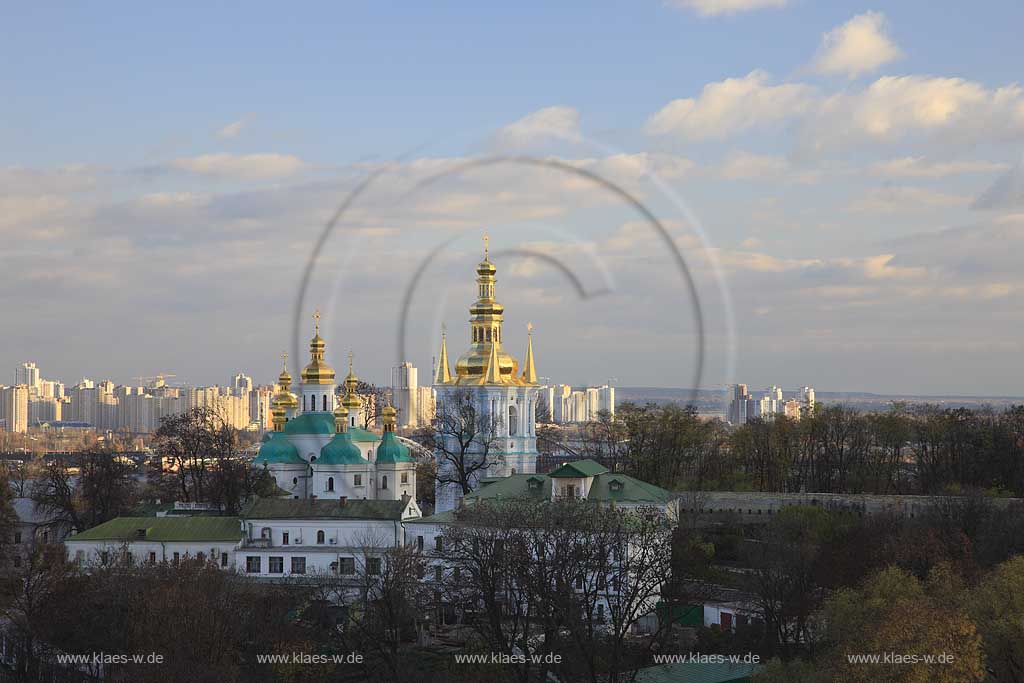 Kreuzerhoehungskirche des Heiligen Kiewer Mariae Entschlafens Hoehlenkloster Svjato-uspens'ka Kyjevo Pecers'ka lavra . Petscherska Lawra, untere Lawra im Hintergrund die Hochhaeuser des rechten Dnepr Ufers . The historic Kiyevo-Pecherska Lavra (caves monastery of Kiev) stretches along the Dnipro in the middle of Pechersk district - one of the oldest parts of Kyiv. The whole area of the monastery is 28 hectare big, quite hilly and numerous caves run through the underground - hence the name. Since 1051, monks lived inside the caves, which also marked the foundation of the monastery. 