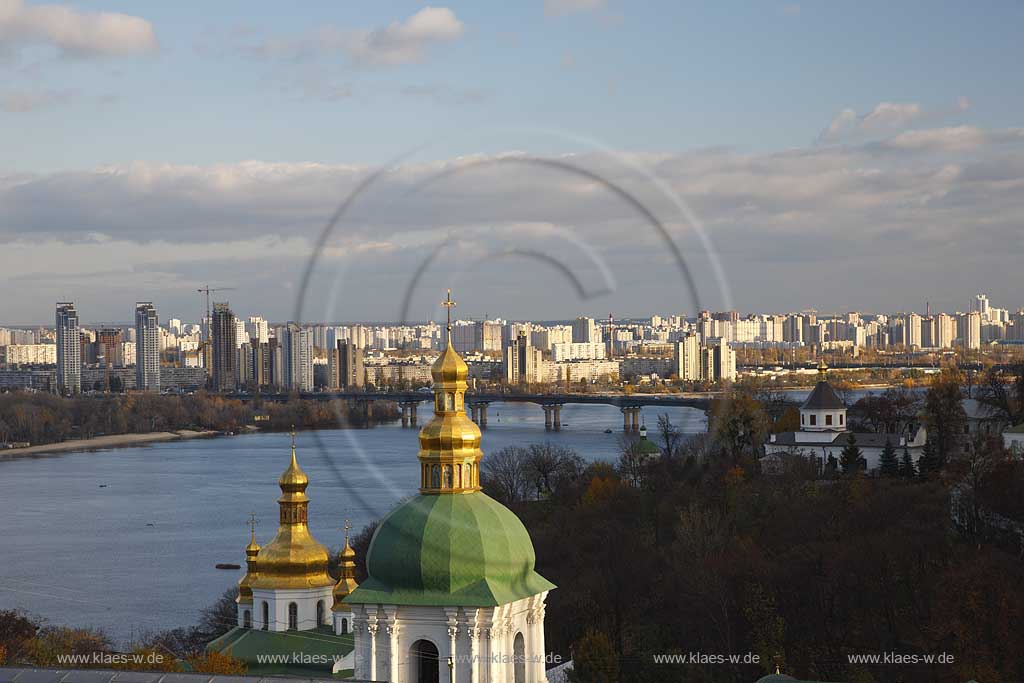 Kiewe Blick vom Heiligen Kiewer Mariae Entschlafens Hoehlenkloster Svjato-uspens'ka Kyjevo Pecers'ka lavra . Petscherska Lawra, vorne untere Lawra im Hintergrund die Hochhaeuser des rechten Dnepr Ufers mit der Paton Brcke . The historic Kiyevo-Pecherska Lavra (caves monastery of Kiev) stretches along the Dnipro in the middle of Pechersk district - one of the oldest parts of Kyiv. The whole area of the monastery is 28 hectare big, quite hilly and numerous caves run through the underground - hence the name. Since 1051, monks lived inside the caves, which also marked the foundation of the monastery. 