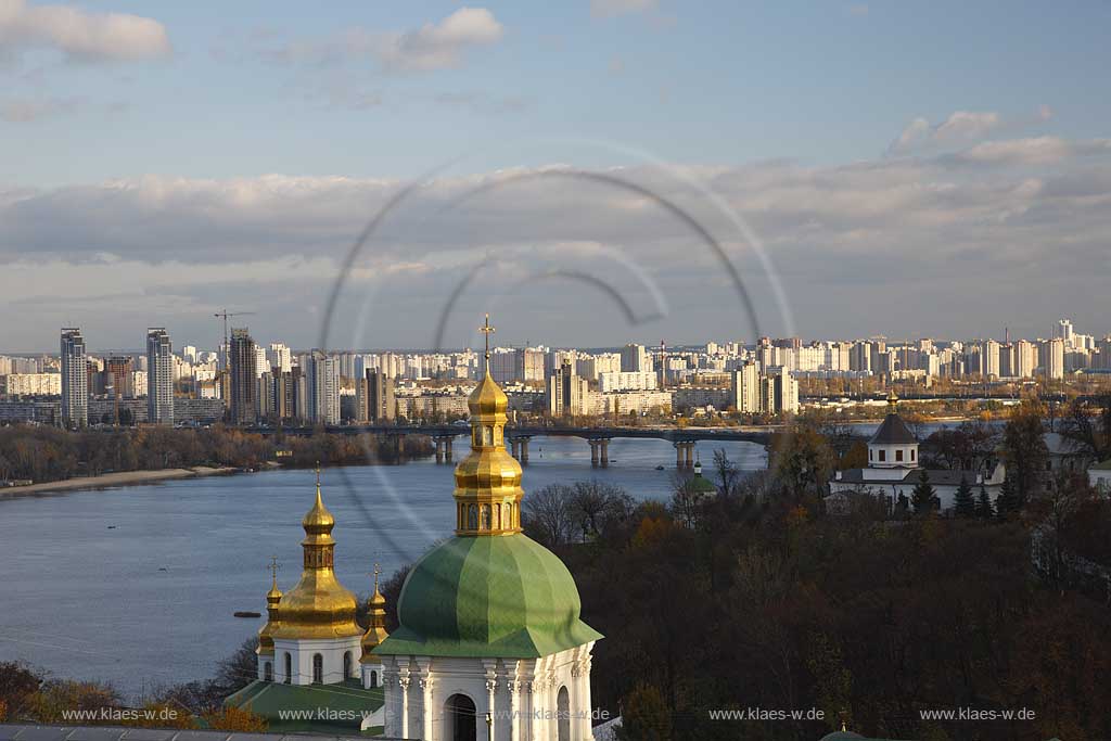 Kiewe Blick vom Heiligen Kiewer Mariae Entschlafens Hoehlenkloster Svjato-uspens'ka Kyjevo Pecers'ka lavra . Petscherska Lawra, vorne untere Lawra im Hintergrund die Hochhaeuser des rechten Dnepr Ufers mit der Paton Brcke . The historic Kiyevo-Pecherska Lavra (caves monastery of Kiev) stretches along the Dnipro in the middle of Pechersk district - one of the oldest parts of Kyiv. The whole area of the monastery is 28 hectare big, quite hilly and numerous caves run through the underground - hence the name. Since 1051, monks lived inside the caves, which also marked the foundation of the monastery. 