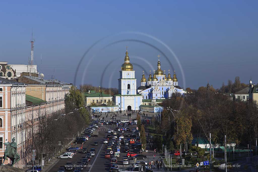 Kiew Blick zum St. Michaelskloster Mychajlivs'kyj Zolotoverchyj monastyr mit den goldenen Kuppeln über die Promenade den Volodymyr Gang Volodymyrs'kyj projizd