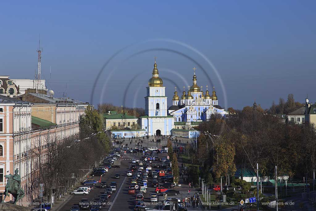 Kiew Blick zum St. Michaelskloster Mychajlivs'kyj Zolotoverchyj monastyr mit den goldenen Kuppeln ber die Promenade den Volodymyr Gang Volodymyrs'kyj projizd