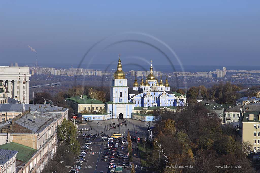 Kiew Blick zum St. Michaelskloster Mychajlivs'kyj Zolotoverchyj monastyr mit den goldenen Kuppeln ber die Promenade den Volodymyr Gang Volodymyrs'kyj projizd