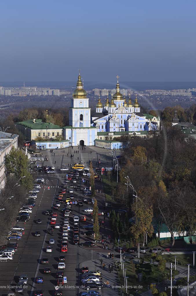 Kiew Blick zum St. Michaelskloster Mychajlivs'kyj Zolotoverchyj monastyr mit den goldenen Kuppeln über die Promenade den Volodymyr Gang Volodymyrs'kyj projizd