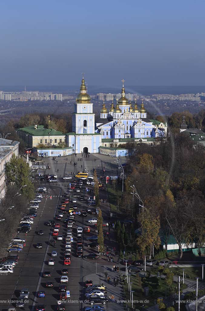 Kiew Blick zum St. Michaelskloster Mychajlivs'kyj Zolotoverchyj monastyr mit den goldenen Kuppeln ber die Promenade den Volodymyr Gang Volodymyrs'kyj projizd