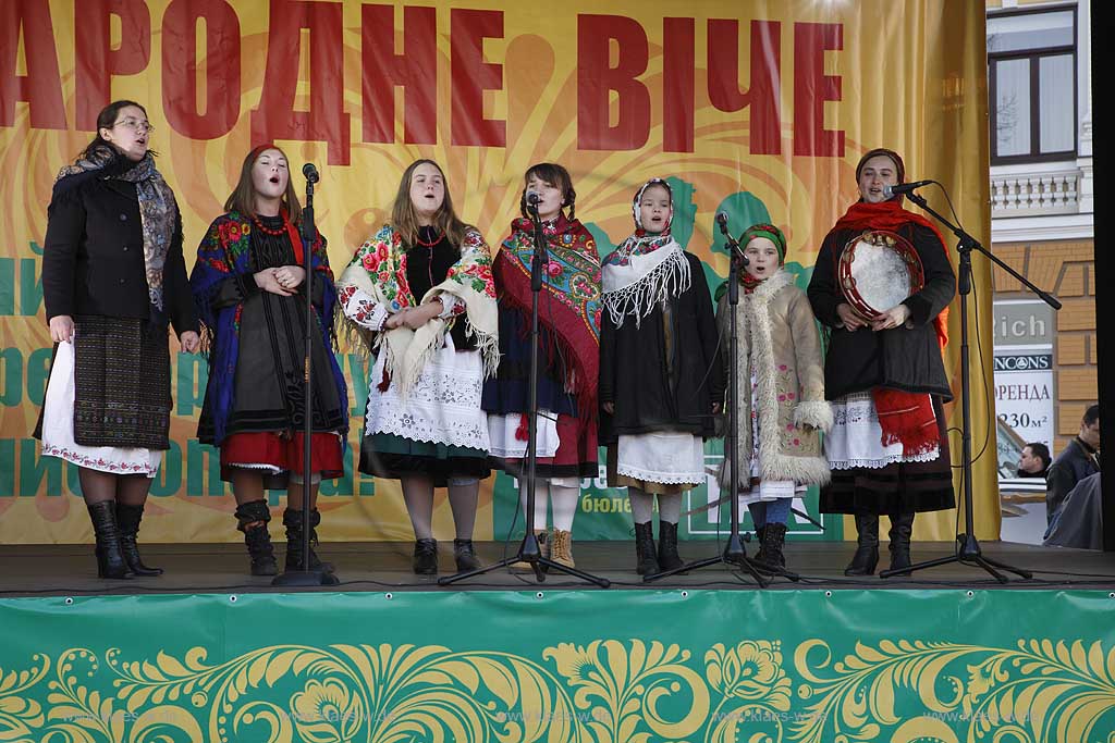 Kiew politische Veranstaltung auf dem Sophienplatz im Wahlkampf mit Musikband Gesanggruppe in Folklore Kostuemen. Event of political party at Bohdan Khmelnytsky square.