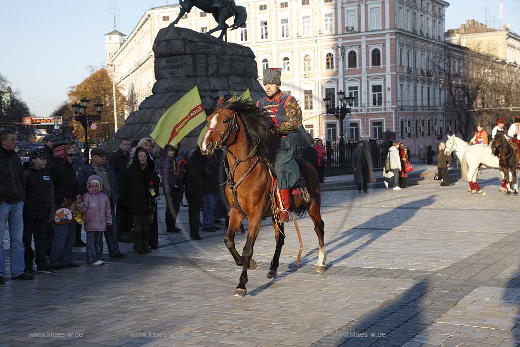 Kiew politische Veranstaltung auf dem Sophienplatz im Wahlkampf mit Darbietung von Reitern die in Kostuemen  Kunststuecke zeigen advertising event of political party at Sophia place, meeting with show of horsemen in historically costumes riding  and stunt show.  Bohdan Khmelnytsky square.