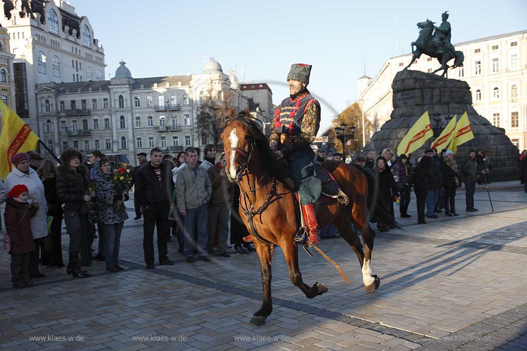 Kiew politische Veranstaltung auf dem Sophienplatz im Wahlkampf mit Darbietung von Reitern die in Kostuemen  Kunststuecke zeigen advertising event of political party at Sophia place, meeting with show of horsemen in historically costumes riding  and stunt show.  Bohdan Khmelnytsky square.