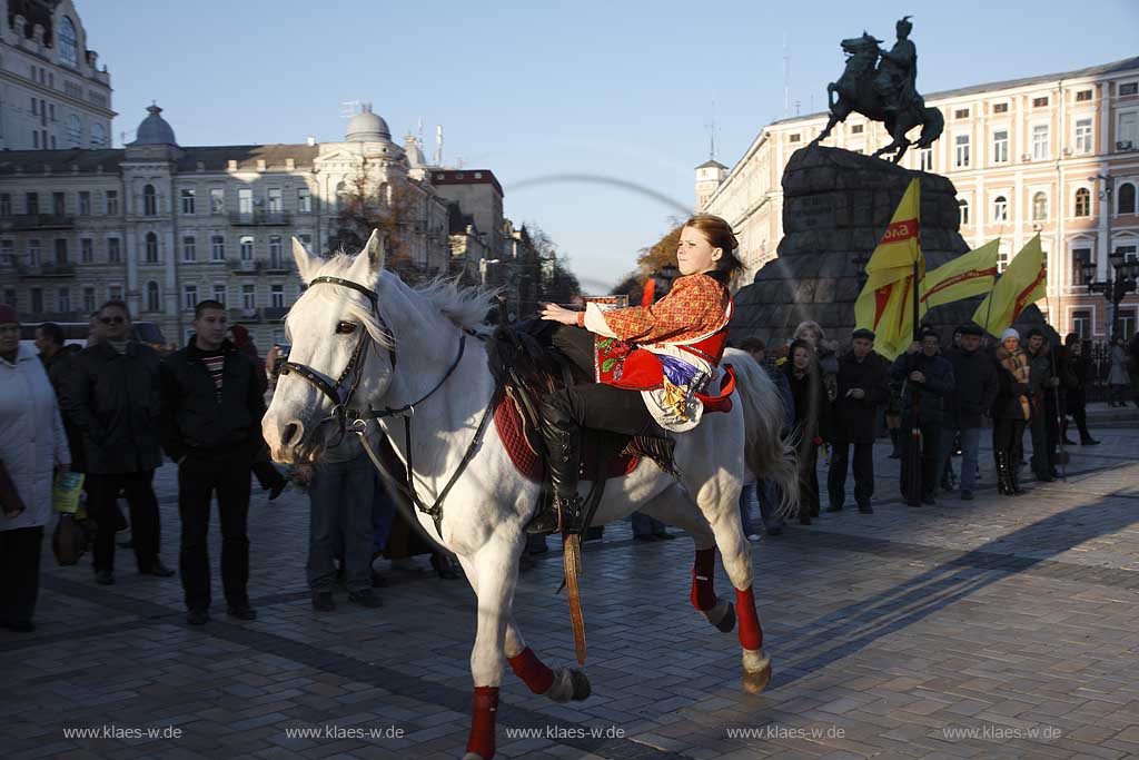 Kiew politische Veranstaltung auf dem Sophienplatz im Wahlkampf mit Darbietung von Reitern die in Kostuemen  Kunststuecke zeigen advertising event of political party at Sophia place, meeting with show of horsemen in historically costumes riding  and stunt show.  Bohdan Khmelnytsky square.