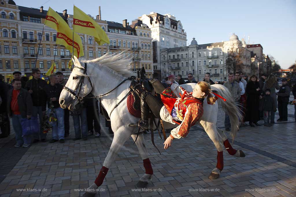 Kiew politische Veranstaltung auf dem Sophienplatz im Wahlkampf mit Darbietung von Reitern die in Kostuemen  Kunststuecke zeigen advertising event of political party at Sophia place, meeting with show of horsemen in historically costumes riding  and stunt show.  Bohdan Khmelnytsky square.