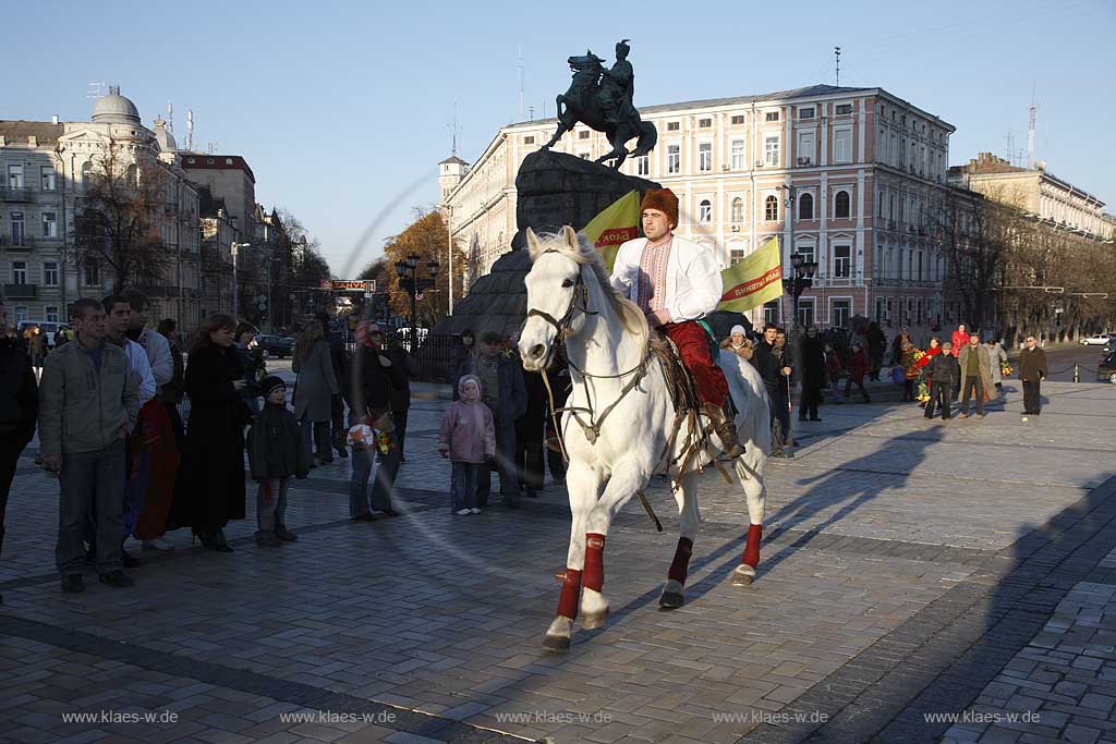 Kiew politische Veranstaltung auf dem Sophienplatz im Wahlkampf mit Darbietung von Reitern die in Kostuemen  Kunststuecke zeigen advertising event of political party at Sophia place, meeting with show of horsemen in historically costumes riding  and stunt show.  Bohdan Khmelnytsky square.