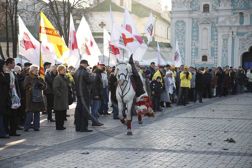 Kiew politische Veranstaltung auf dem Sophienplatz im Wahlkampf mit Darbietung von Reitern die in Kostuemen  Kunststuecke zeigen advertising event of political party at Sophia place, meeting with show of horsemen in historically costumes riding  and stunt show.  Bohdan Khmelnytsky square.