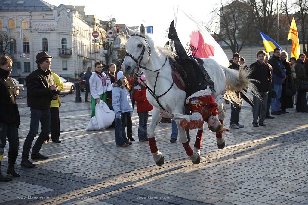 Kiew politische Veranstaltung auf dem Sophienplatz im Wahlkampf mit Darbietung von Reitern die in Kostuemen  Kunststuecke zeigen advertising event of political party at Sophia place, meeting with show of horsemen in historically costumes riding  and stunt show.  Bohdan Khmelnytsky square.