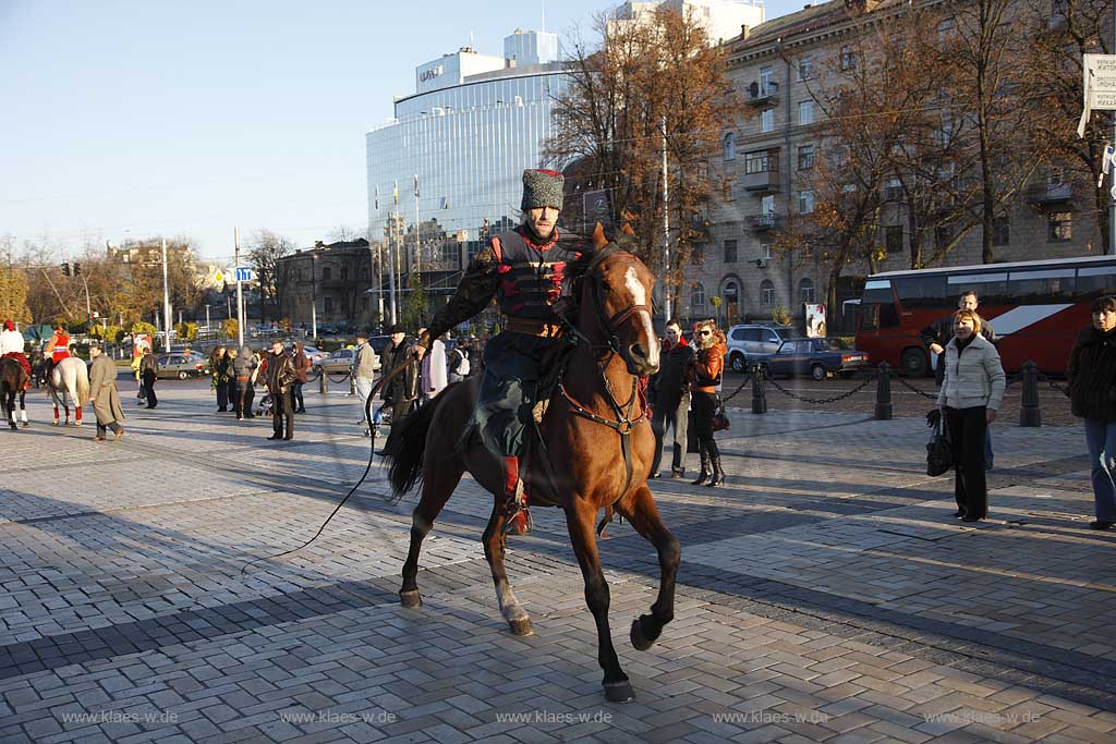 Kiew politische Veranstaltung auf dem Sophienplatz im Wahlkampf mit Darbietung von Reitern die in Kostuemen  Kunststuecke zeigen advertising event of political party at Sophia place, meeting with show of horsemen in historically costumes riding  and stunt show.  Bohdan Khmelnytsky square.