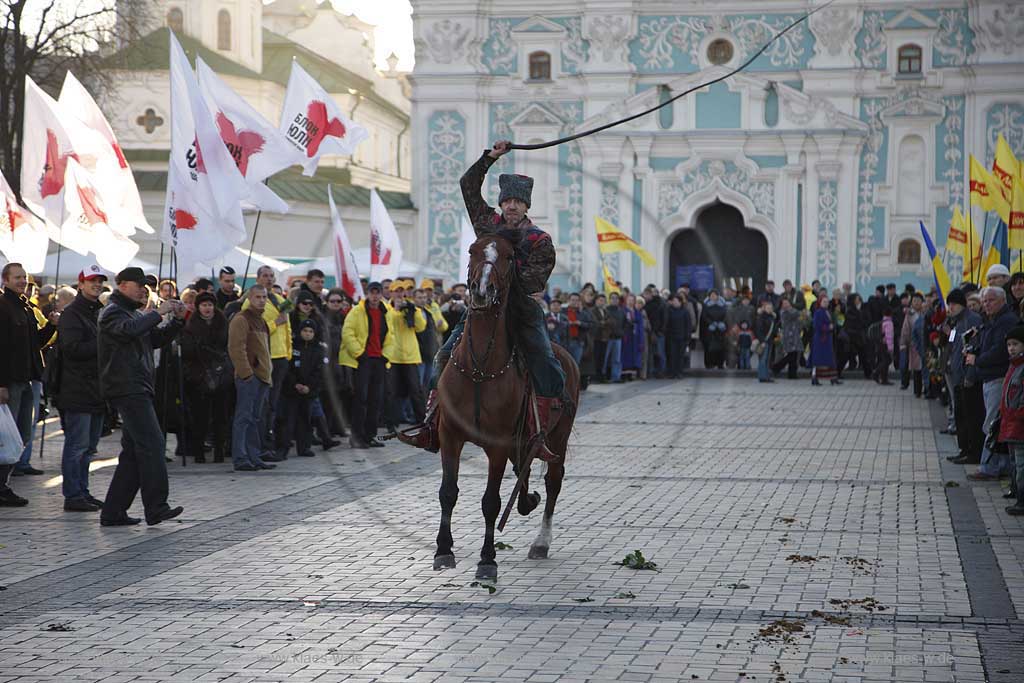 Kiew politische Veranstaltung auf dem Sophienplatz im Wahlkampf mit Darbietung von Reitern die in Kostuemen  Kunststuecke zeigen advertising event of political party at Sophia place, meeting with show of horsemen in historically costumes riding  and stunt show.  Bohdan Khmelnytsky square.