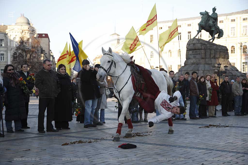 Kiew politische Veranstaltung auf dem Sophienplatz im Wahlkampf mit Darbietung von Reitern die in Kostuemen  Kunststuecke zeigen advertising event of political party at Sophia place, meeting with show of horsemen in historically costumes riding  and stunt show.  Bohdan Khmelnytsky square.