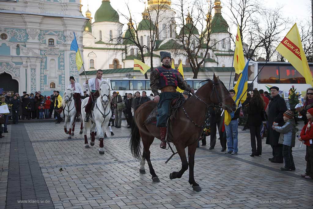 Kiew politische Veranstaltung auf dem Sophienplatz im Wahlkampf mit Darbietung von Reitern die in Kostuemen  Kunststuecke zeigen advertising event of political party at Sophia place, meeting with show of horsemen in historically costumes riding  and stunt show.  Bohdan Khmelnytsky square.