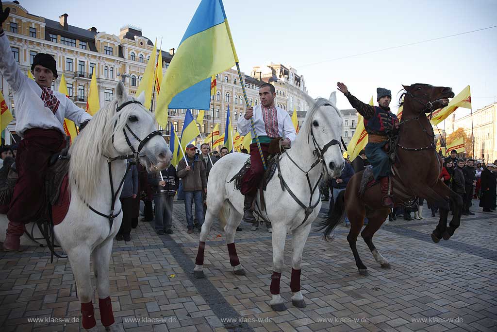 Kiew politische Veranstaltung auf dem Sophienplatz im Wahlkampf mit Darbietung von Reitern die in Kostuemen  Kunststuecke zeigen advertising event of political party at Sophia place, meeting with show of horsemen in historically costumes riding  and stunt show.  Bohdan Khmelnytsky square.