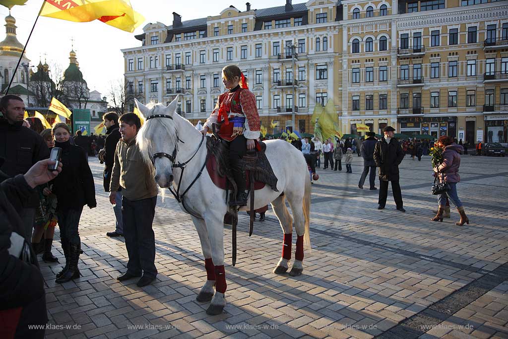 Kiew politische Veranstaltung auf dem Sophienplatz im Wahlkampf mit Darbietung von Reitern die in Kostuemen  Kunststuecke zeigen advertising event of political party at Sophia place, meeting with show of horsemen in historically costumes riding  and stunt show.  Bohdan Khmelnytsky square.