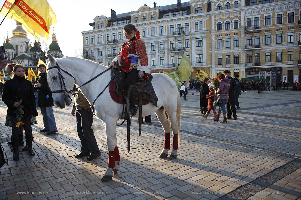 Kiew politische Veranstaltung auf dem Sophienplatz im Wahlkampf mit Darbietung von Reitern die in Kostuemen  Kunststuecke zeigen advertising event of political party at Sophia place, meeting with show of horsemen in historically costumes riding  and stunt show.  Bohdan Khmelnytsky square.