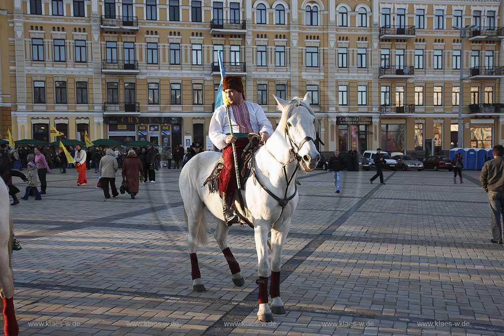 Kiew politische Veranstaltung auf dem Sophienplatz im Wahlkampf mit Darbietung von Reitern die in Kostuemen  Kunststuecke zeigen advertising event of political party at Sophia place, meeting with show of horsemen in historically costumes riding  and stunt show.  Bohdan Khmelnytsky square.