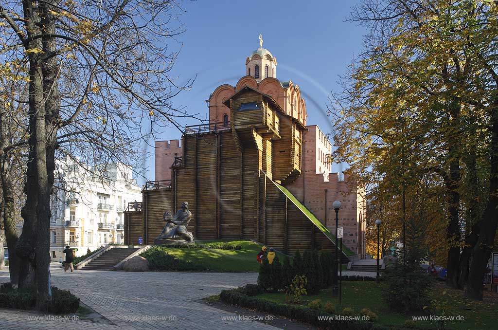 Kiew das Goldene Tor Zoloti vorota auf dem die Verkuendigungskirche thront mit dem davor stehenden Denkmal fuer Jaroslav dem Veranlasser des Baues der Sophienkathedrale dessen Modell er in der Hand haelt . The Golden Gate of Kiev (Zoloti vorota, literally 'golden gate') is a historic gateway in the ancient city walls of Kiev with monument to Yaroslav the wise, holding a model of Saint Sofia Cathedrale in his hands. 