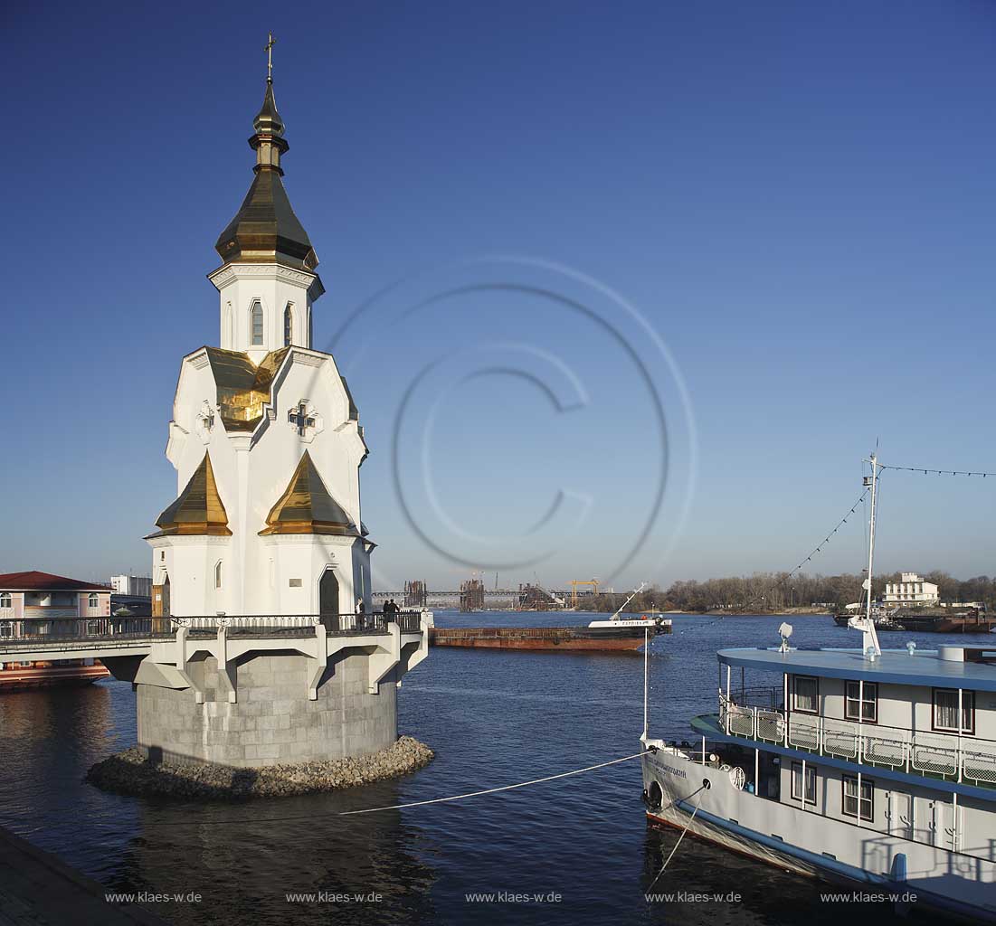 Kiew Flusshafen Retschnoj Woksal mit der Kirche Nikolaus des Wundertters   vom Architekten J. Losyz'kyj die gerade ber dem Wasserspiegel des Fluss Dnepr steht und am 7. Juli 2003 geweiht wurde und einem Ausflugsschiff . Saint Nicholas church stands in the water of the river dnepr.