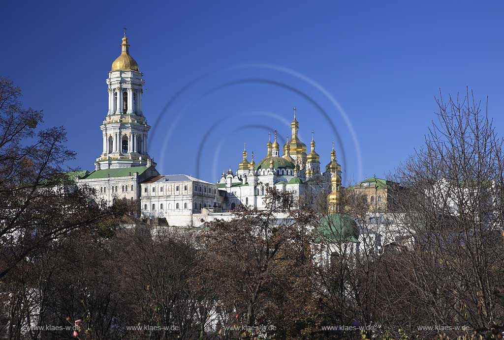 Heiliges Kiewer Mariae Entschlafens Hoehlenkloster Svjato-uspens'ka Kyjevo Pecers'ka lavra . Obere Lavra, Lawra im Panoramablick . The historic Kiyevo-Pecherska Lavra (caves monastery of Kiev) stretches along the Dnipro in the middle of Pechersk district - one of the oldest parts of Kyiv. The whole area of the monastery is 28 hectare big, quite hilly and numerous caves run through the underground - hence the name. Since 1051, monks lived inside the caves, which also marked the foundation of the monastery. 