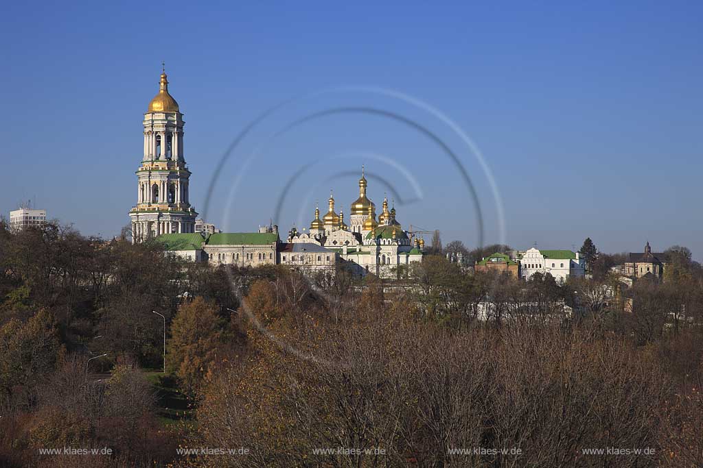 Heiliges Kiewer Mariae Entschlafens Hoehlenkloster Svjato-uspens'ka Kyjevo Pecers'ka lavra . Obere Lavra, Lawra im Panoramablick . The historic Kiyevo-Pecherska Lavra (caves monastery of Kiev) stretches along the Dnipro in the middle of Pechersk district - one of the oldest parts of Kyiv. The whole area of the monastery is 28 hectare big, quite hilly and numerous caves run through the underground - hence the name. Since 1051, monks lived inside the caves, which also marked the foundation of the monastery. 