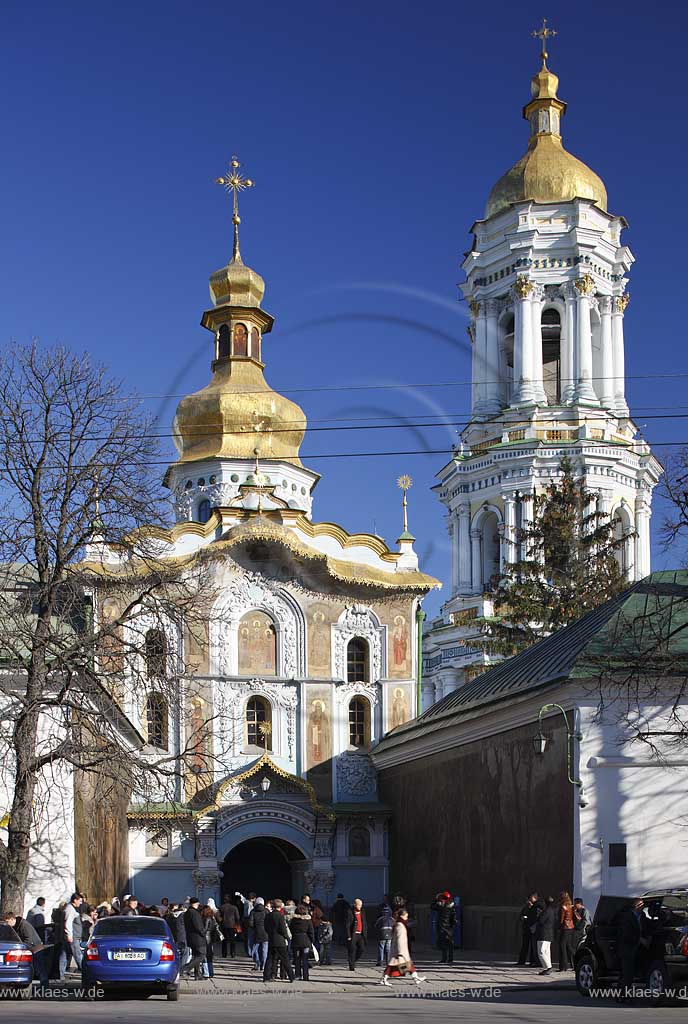 Heiliges Kiewer Mariae Entschlafens Hoehlenkloster Svjato-uspens'ka Kyjevo Pecers'ka lavra mit Dreieinigkeits Torkirche und dem groen Glockenturm. Obere Lavra, Lawra. . The historic Kiyevo-Pecherska Lavra (caves monastery of Kiev) stretches along the Dnipro in the middle of Pechersk district - one of the oldest parts of Kyiv. The whole area of the monastery is 28 hectare big, quite hilly and numerous caves run through the underground - hence the name. Since 1051, monks lived inside the caves, which also marked the foundation of the monastery. 