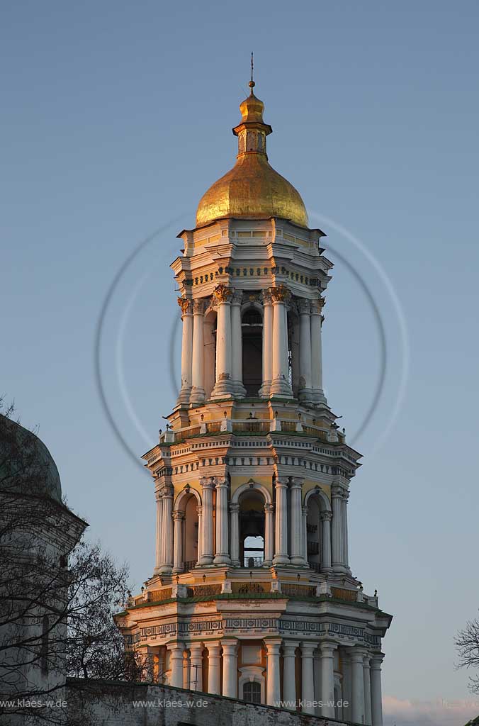 Heiliges Kiewer Mariae Entschlafens Hoehlenkloster Svjato-uspens'ka Kyjevo Pecers'ka lavra . Obere Lavra, Lawra Glockenturm im ukrainischen Barock im warmen abendlichen Sonnenlicht . Details of the historic Kiyevo-Pecherska Lavra (caves monastery of Kiev) stretches along the Dnipro in the middle of Pechersk district - one of the oldest parts of Kyiv. The whole area of the monastery is 28 hectare big, quite hilly and numerous caves run through the underground - hence the name. Since 1051, monks lived inside the caves, which also marked the foundation of the monastery. 