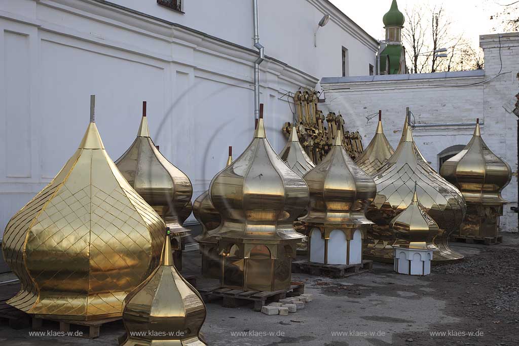 Heiliges Kiewer Mariae Entschlafens Hoehlenkloster Svjato-uspens'ka Kyjevo Pecers'ka lavra . Obere Lavra, Lawra goldene Kuppeln . Details of the historic Kiyevo-Pecherska Lavra (caves monastery of Kiev) stretches along the Dnipro in the middle of Pechersk district - one of the oldest parts of Kyiv. The whole area of the monastery is 28 hectare big, quite hilly and numerous caves run through the underground - hence the name. Since 1051, monks lived inside the caves, which also marked the foundation of the monastery. 