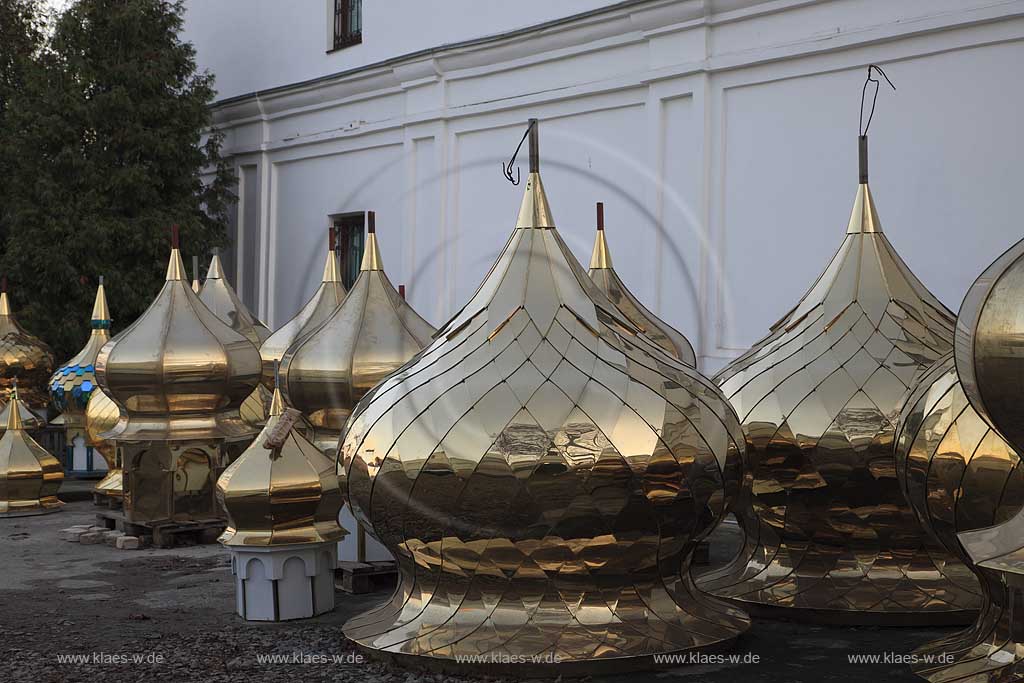 Heiliges Kiewer Mariae Entschlafens Hoehlenkloster Svjato-uspens'ka Kyjevo Pecers'ka lavra . Obere Lavra, Lawra goldene Kuppeln . Details of the historic Kiyevo-Pecherska Lavra (caves monastery of Kiev) stretches along the Dnipro in the middle of Pechersk district - one of the oldest parts of Kyiv. The whole area of the monastery is 28 hectare big, quite hilly and numerous caves run through the underground - hence the name. Since 1051, monks lived inside the caves, which also marked the foundation of the monastery. 