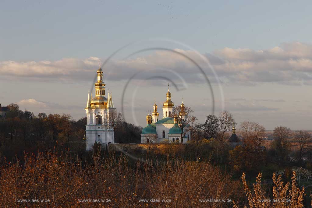 Kreuzerhoehungskirche des Heiligen Kiewer Mariae Entschlafens Hoehlenkloster Svjato-uspens'ka Kyjevo Pecers'ka lavra . Petscherska Lawra, untere Lawra. The historic Kiyevo-Pecherska Lavra (caves monastery of Kiev) stretches along the Dnipro in the middle of Pechersk district - one of the oldest parts of Kyiv. The whole area of the monastery is 28 hectare big, quite hilly and numerous caves run through the underground - hence the name. Since 1051, monks lived inside the caves, which also marked the foundation of the monastery. 