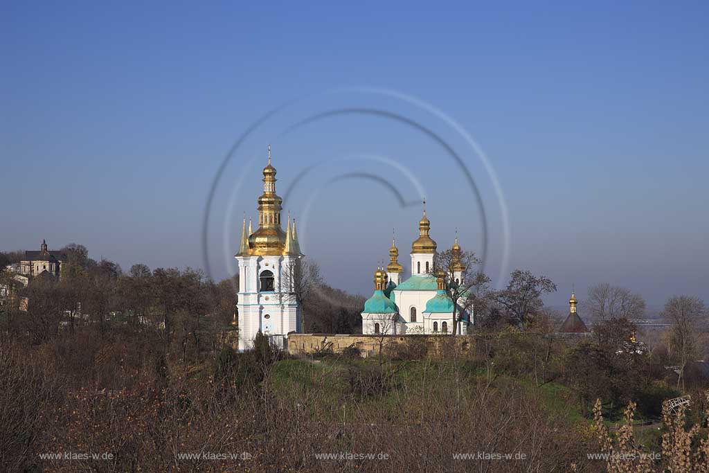 Kreuzerhoehungskirche des Heiligen Kiewer Mariae Entschlafens Hoehlenkloster Svjato-uspens'ka Kyjevo Pecers'ka lavra . Obere Lavra, Lawra. . The historic Kiyevo-Pecherska Lavra (caves monastery of Kiev) stretches along the Dnipro in the middle of Pechersk district - one of the oldest parts of Kyiv. The whole area of the monastery is 28 hectare big, quite hilly and numerous caves run through the underground - hence the name. Since 1051, monks lived inside the caves, which also marked the foundation of the monastery. 