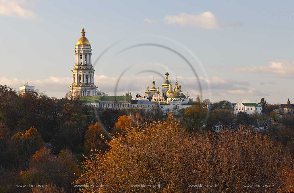 Heiliges Kiewer Mariae Entschlafens Hoehlenkloster Svjato-uspens'ka Kyjevo Pecers'ka lavra . Obere Lavra, Lawra im Panoramablick The historic Kiyevo-Pecherska Lavra (caves monastery of Kiev) stretches along the Dnipro in the middle of Pechersk district - one of the oldest parts of Kyiv. The whole area of the monastery is 28 hectare big, quite hilly and numerous caves run through the underground - hence the name. Since 1051, monks lived inside the caves, which also marked the foundation of the monastery. 