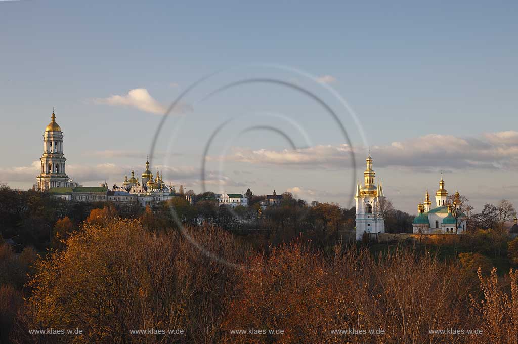 Heiliges Kiewer Mariae Entschlafens Hoehlenkloster Svjato-uspens'ka Kyjevo Pecers'ka lavra . Obere Lavra, Lawra im Panoramablick The historic Kiyevo-Pecherska Lavra (caves monastery of Kiev) stretches along the Dnipro in the middle of Pechersk district - one of the oldest parts of Kyiv. The whole area of the monastery is 28 hectare big, quite hilly and numerous caves run through the underground - hence the name. Since 1051, monks lived inside the caves, which also marked the foundation of the monastery. 