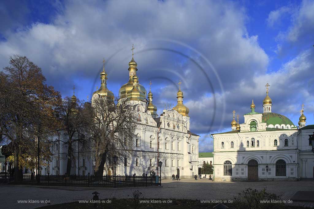 Heiliges Kiewer Mariae Entschlafens Hoehlenkloster Svjato-uspens'ka Kyjevo Pecers'ka lavra . Obere Lavra, Lawra. Mariae Entschlafens Kathedrale. . The historic Kiyevo-Pecherska Lavra (caves monastery of Kiev) stretches along the Dnipro in the middle of Pechersk district - one of the oldest parts of Kyiv. The whole area of the monastery is 28 hectare big, quite hilly and numerous caves run through the underground - hence the name. Since 1051, monks lived inside the caves, which also marked the foundation of the monastery. 