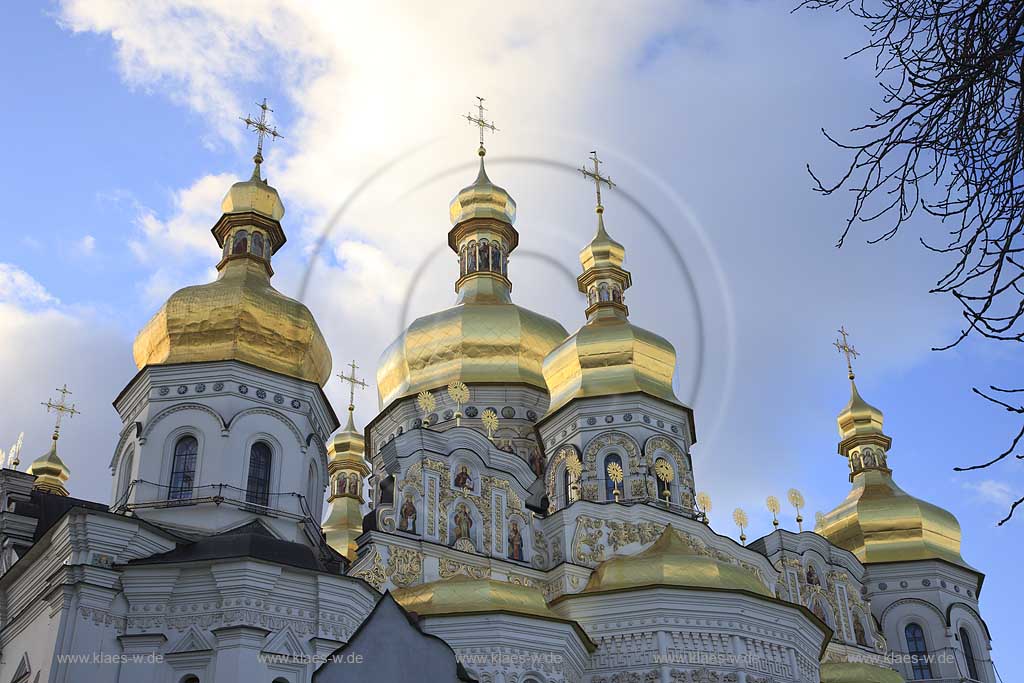 Heiliges Kiewer Mariae Entschlafens Hoehlenkloster Svjato-uspens'ka Kyjevo Pecers'ka lavra . Obere Lavra, Lawra. Mariae Entschlafens Kathedrale. The historic Kiyevo-Pecherska Lavra (caves monastery of Kiev) stretches along the Dnipro in the middle of Pechersk district - one of the oldest parts of Kyiv. The whole area of the monastery is 28 hectare big, quite hilly and numerous caves run through the underground - hence the name. Since 1051, monks lived inside the caves, which also marked the foundation of the monastery. 