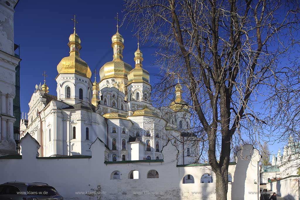 Heiliges Kiewer Mariae Entschlafens Hoehlenkloster Svjato-uspens'ka Kyjevo Pecers'ka lavra . Obere Lavra, Lawra. Mariae Entschlafens Kathedrale. . The historic Kiyevo-Pecherska Lavra (caves monastery of Kiev) stretches along the Dnipro in the middle of Pechersk district - one of the oldest parts of Kyiv. The whole area of the monastery is 28 hectare big, quite hilly and numerous caves run through the underground - hence the name. Since 1051, monks lived inside the caves, which also marked the foundation of the monastery. 