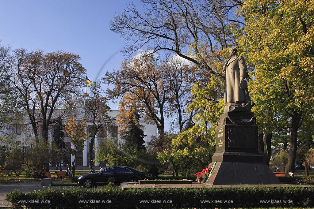 Kiew Denkmal im Mariinski Marijiins'kyi Park vor dem Haus des Obersten Rates Kiew  mit Statue des Generals Nikolai Valutin auf dessen Grab. Mariyinskiy Garden, Mariyinskiy Park with Monument to General Nikolai Valutin who was the 1st commander of the Ukrainian front that liberated Kiev. He was buried here in 1944 and the monument was placed over his grave in 1948. Afterimage the Verkhovna Rada - Parlament of Ukraine.