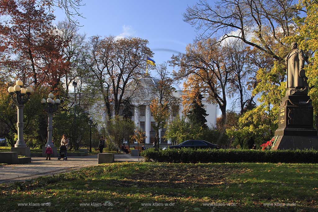 Kiew Denkmal im Mariinski Marijiins'kyi Park vor dem Haus des Obersten Rates Kiew  mit Statue des Generals Nikolai Valutin auf dessen Grab. Mariyinskiy Garden, Mariyinskiy Park with Monument to General Nikolai Valutin who was the 1st commander of the Ukrainian front that liberated Kiev. He was buried here in 1944 and the monument was placed over his grave in 1948. Afterimage the Verkhovna Rada - Parlament of Ukraine.