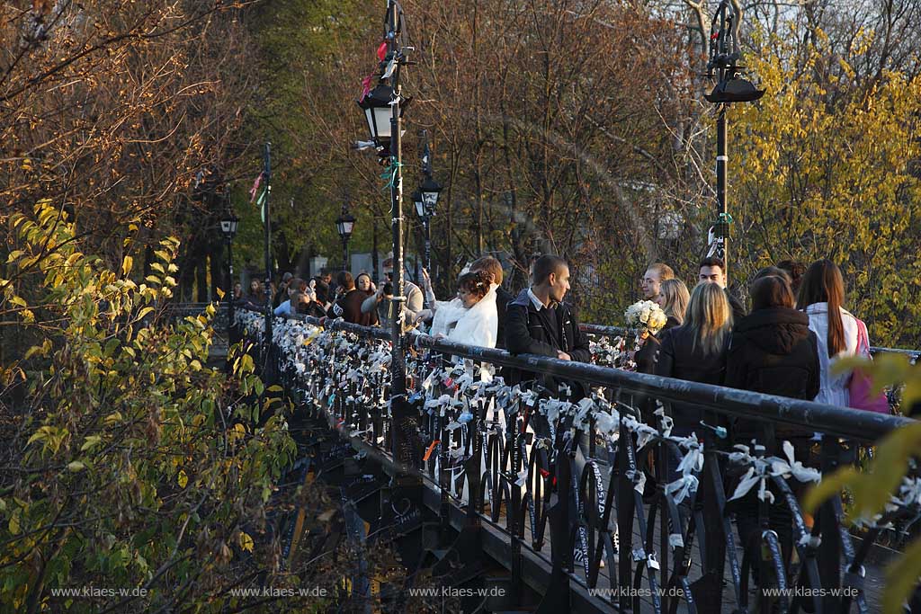 Kiew Parkbruecke oder auch Teufelsbruecke bzw. Bruecke der Verliebten im Chrestschatyj  Chrescatyj Park mit Vorhaengeschloessern und Baendern symbolisch von frisch vermaehlten, verheirateten Paaren am gusseisernen Gelaender befestigt . Khreshatyk Gardens with the metal pedestrians bridge known as the Kissing bridge 