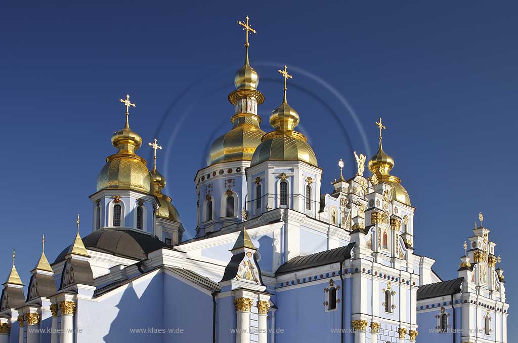 Kiew  Michaelskloster Mychajlivs'kyj Zolotoverchyj monasty mit den goldenen Kuppeln. Ukrainischer Barock. The St. Michael monastery, also spelled St. Michail's, mainly painted azure with a few golden domes on top of it