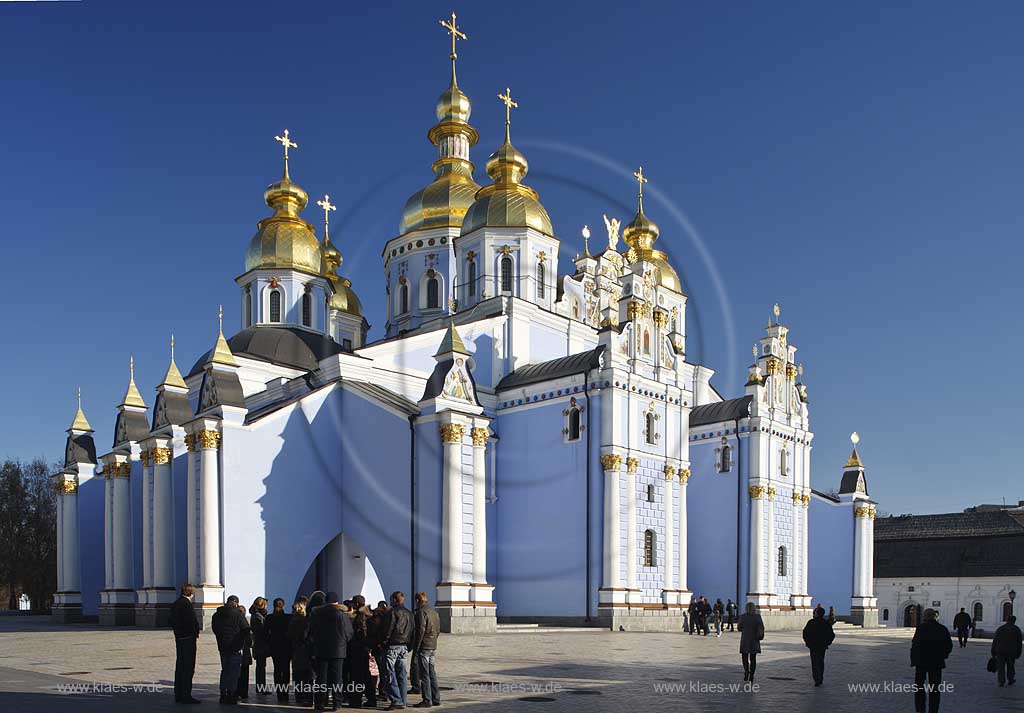 Kiew  Michaelskloster Mychajlivs'kyj Zolotoverchyj monasty mit den goldenen Kuppeln. Ukrainischer Barock. The St. Michael monastery, also spelled St. Michail's, mainly painted azure with a few golden domes on top of it