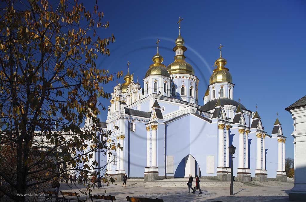 Kiew  Michaelskloster Mychajlivs'kyj Zolotoverchyj monasty mit den goldenen Kuppeln. Ukrainischer Barock. The St. Michael monastery, also spelled St. Michail's, mainly painted azure with a few golden domes on top of it