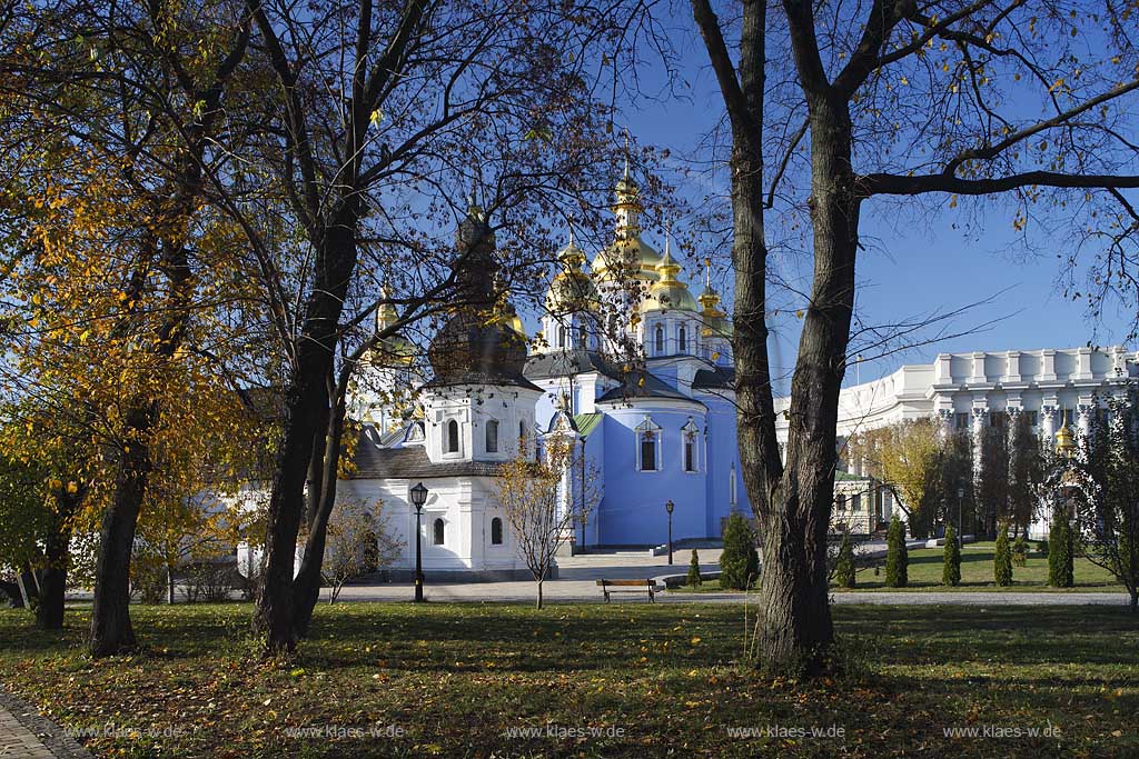 Kiew im Klostergarten des  Michaelskloster Mychajlivs'kyj Zolotoverchyj monasty mit dem Kloster mit den goldenen Kuppeln, der Kirche mit Refektorium vorne links und dem Gebauede des Auswaertigen Amtes auswrtiges Amt, Ministerium fur auswaertige Angelegenheiten der Ukraine hinten rechts. Ukrainischer Barock. The St. Michael monastery, also spelled St. Michail's, mainly painted azure with a few golden domes on top of it