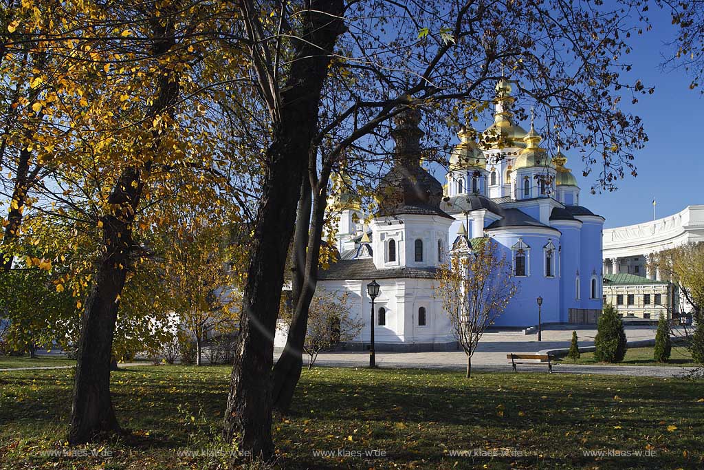 Kiew im Klostergarten des  Michaelskloster Mychajlivs'kyj Zolotoverchyj monasty mit dem Kloster mit den goldenen Kuppeln, der Kirche mit Refektorium vorne links und dem Gebauede des Auswaertigen Amtes auswrtiges Amt, Ministerium fur auswaertige Angelegenheiten der Ukraine hinten rechts. Ukrainischer Barock. The St. Michael monastery, also spelled St. Michail's, mainly painted azure with a few golden domes on top of it