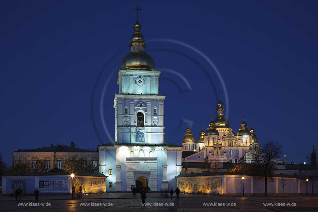 Kiew Blick zum Michaelskloster Mychajlivs'kyj Zolotoverchyj monasty mit den goldenen Kuppeln in abendlicher Beleuchtung zur blauen Stunde. The St. Michael monastery, also spelled St. Michail's, mainly painted azure with a few golden domes on top of it in the evening light.